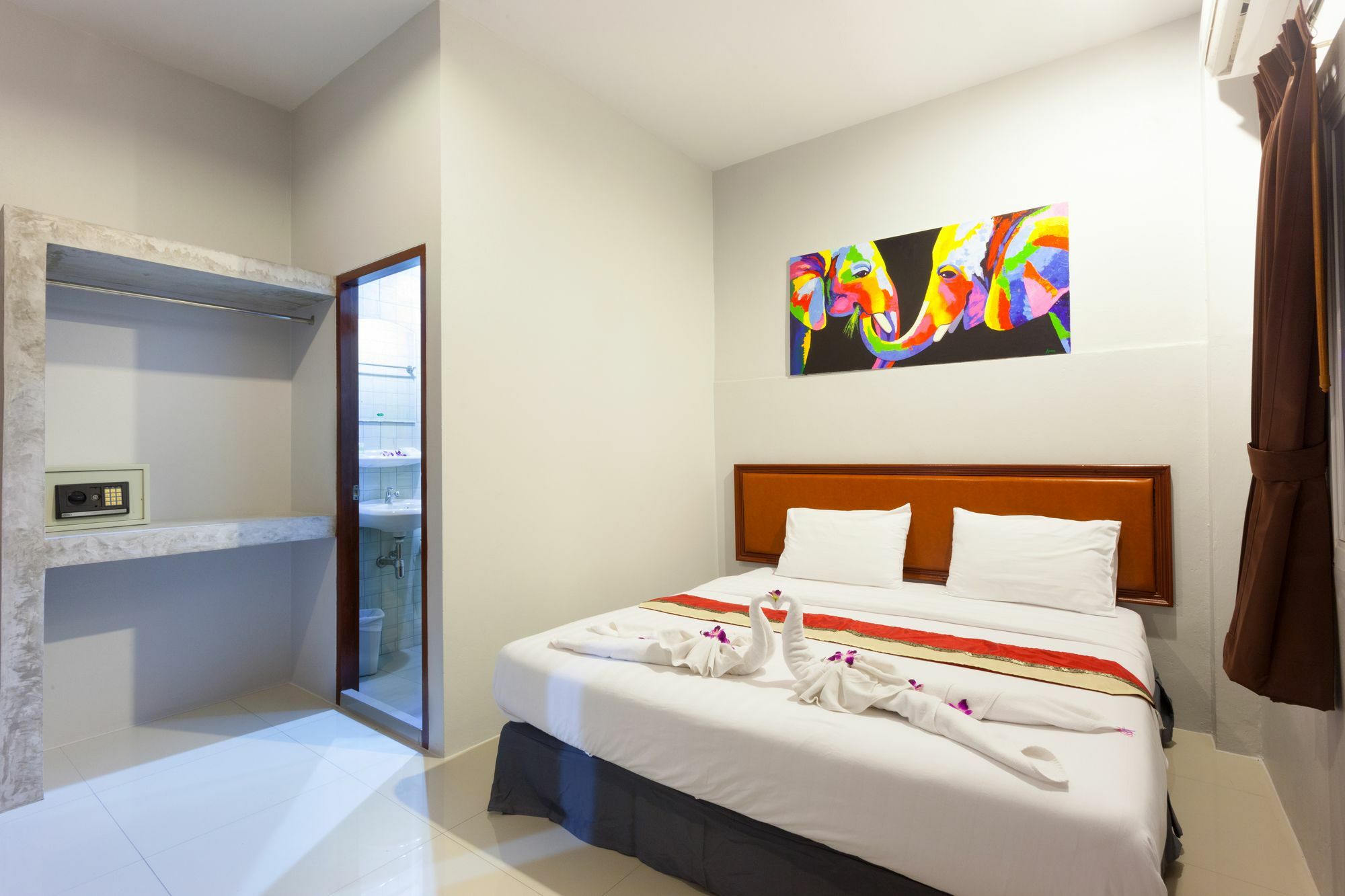 Freedom Hotel Patong Екстериор снимка