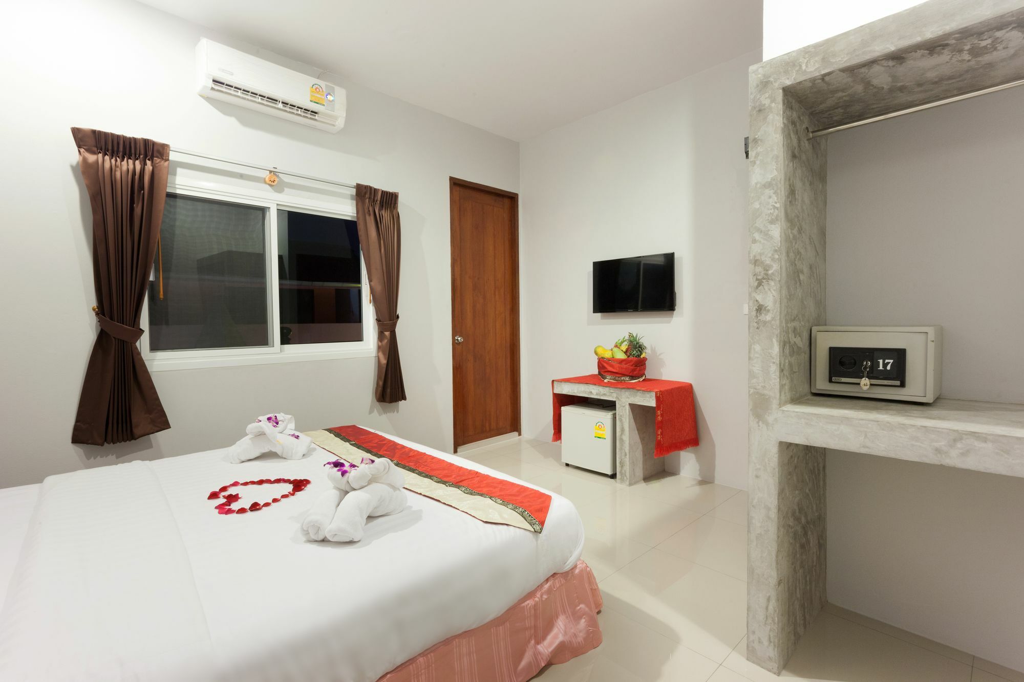 Freedom Hotel Patong Екстериор снимка