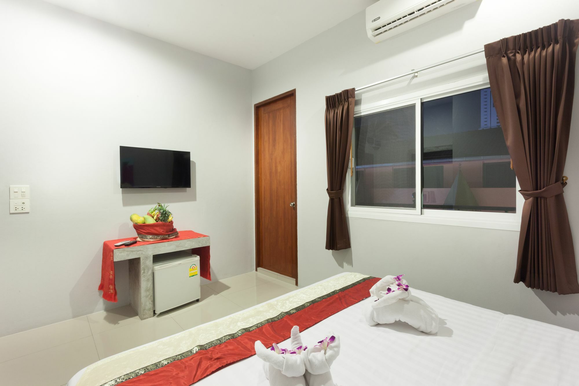 Freedom Hotel Patong Екстериор снимка