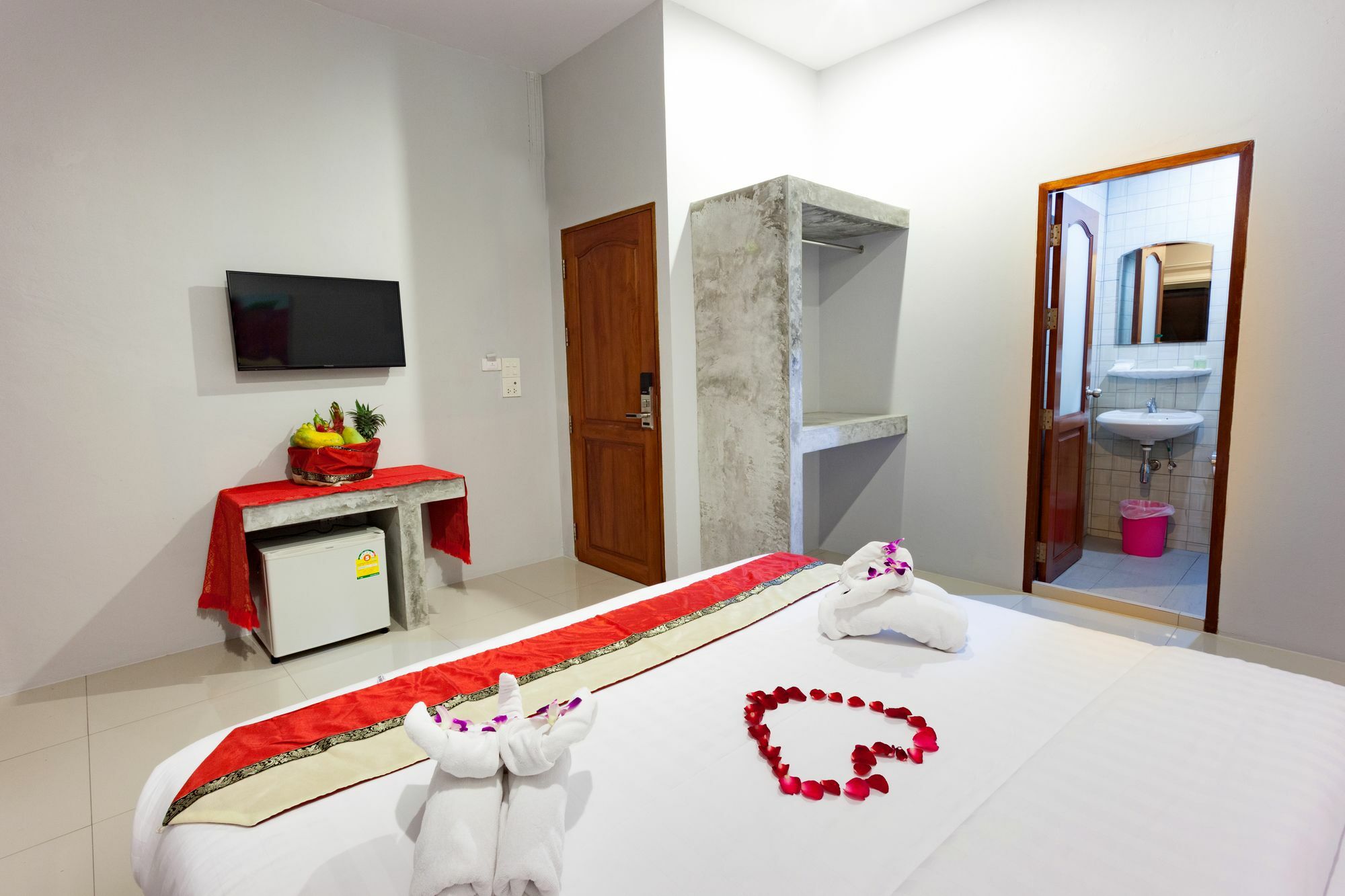 Freedom Hotel Patong Екстериор снимка