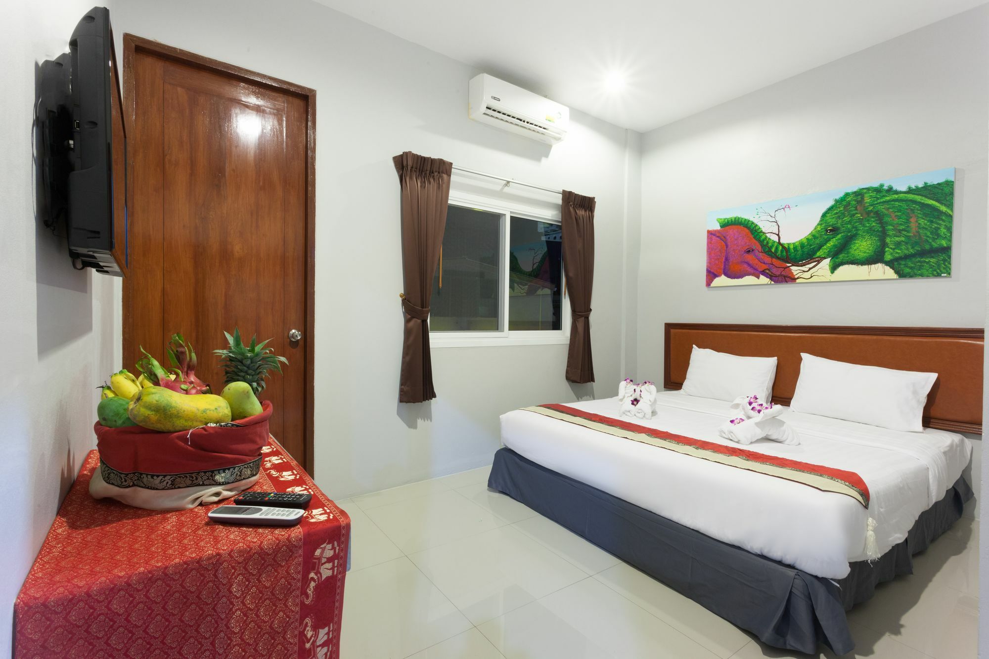 Freedom Hotel Patong Екстериор снимка